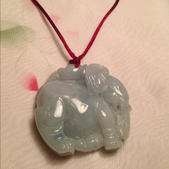 🌹This lucky elephant necklace Is a real jade.🌹